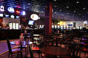 2 bars/lounges