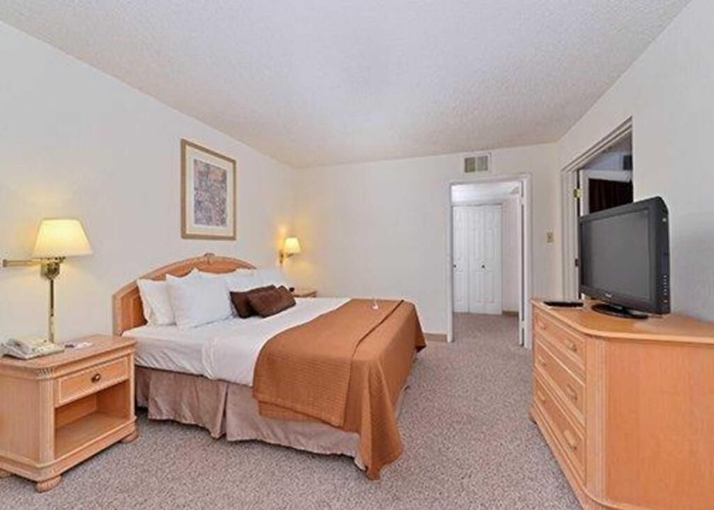 مكتب ومساحة عمل للكمبيوتر المحمول ومكواة/لوح كي وواي فاي مجانًا