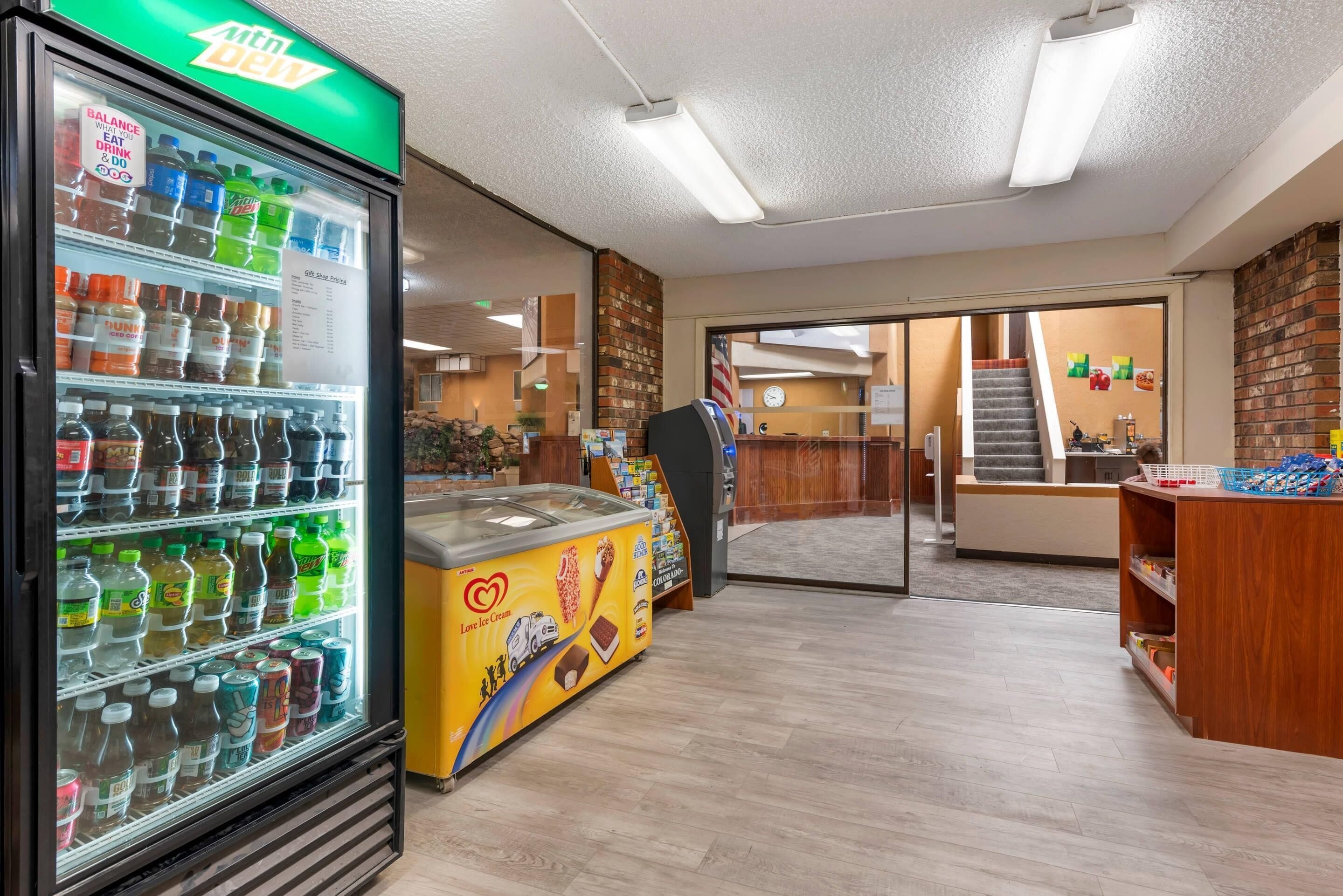 Un distributeur automatique proposant une variété de boissons, un comptoir au design en forme de cœur et un escalier menant à un autre espace.