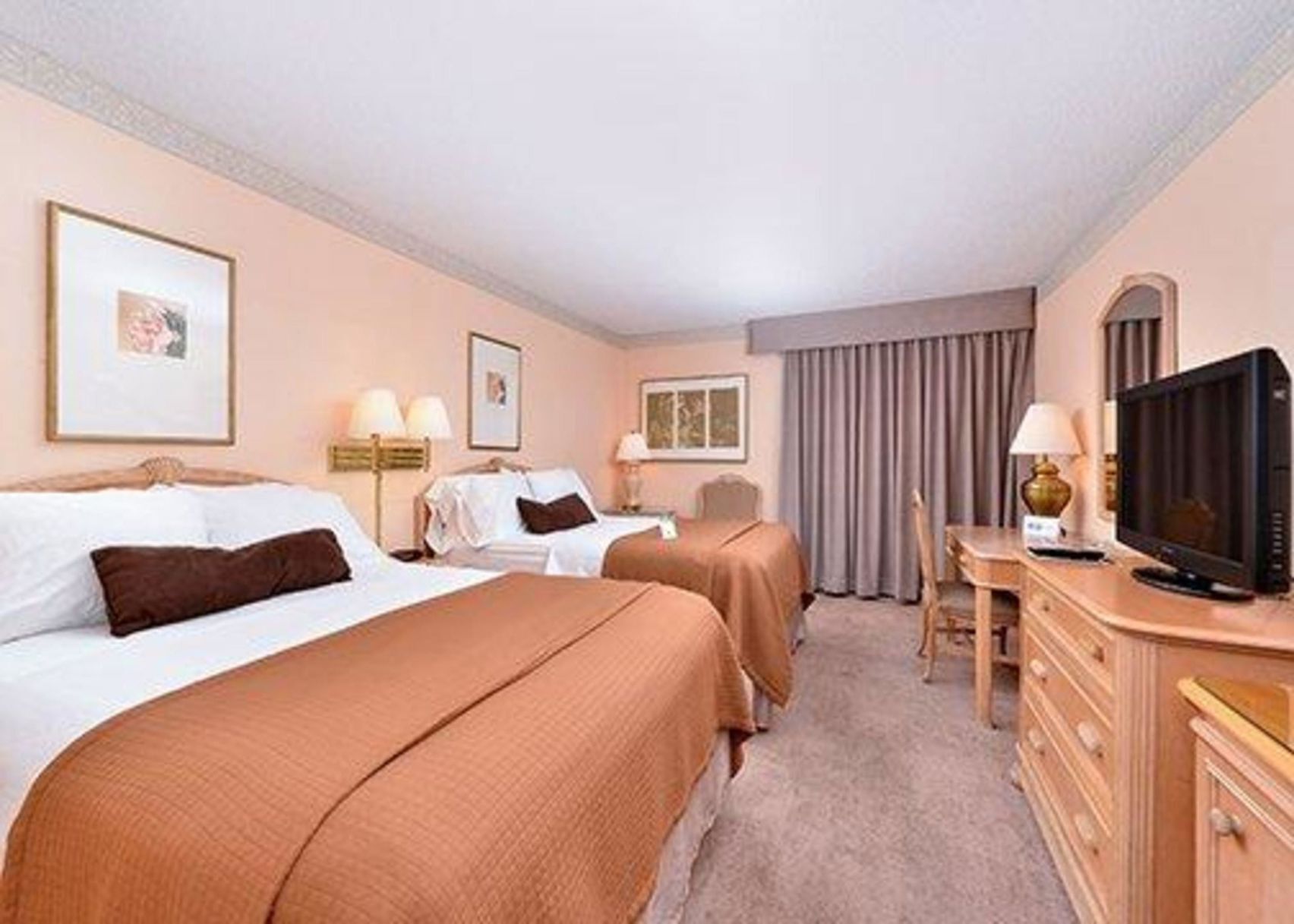 مكتب ومساحة عمل للكمبيوتر المحمول ومكواة/لوح كي وواي فاي مجانًا