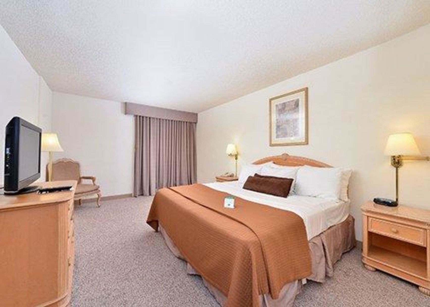 مكتب ومساحة عمل للكمبيوتر المحمول ومكواة/لوح كي وواي فاي مجانًا