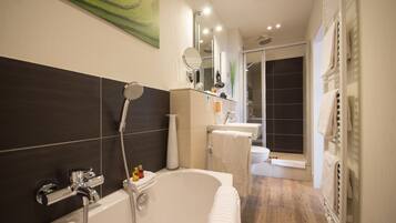 Comfort-Apartment, 1 Schlafzimmer, Stadtblick | Badezimmer | Regendusche, kostenlose Toilettenartikel, Haartrockner, Handtücher