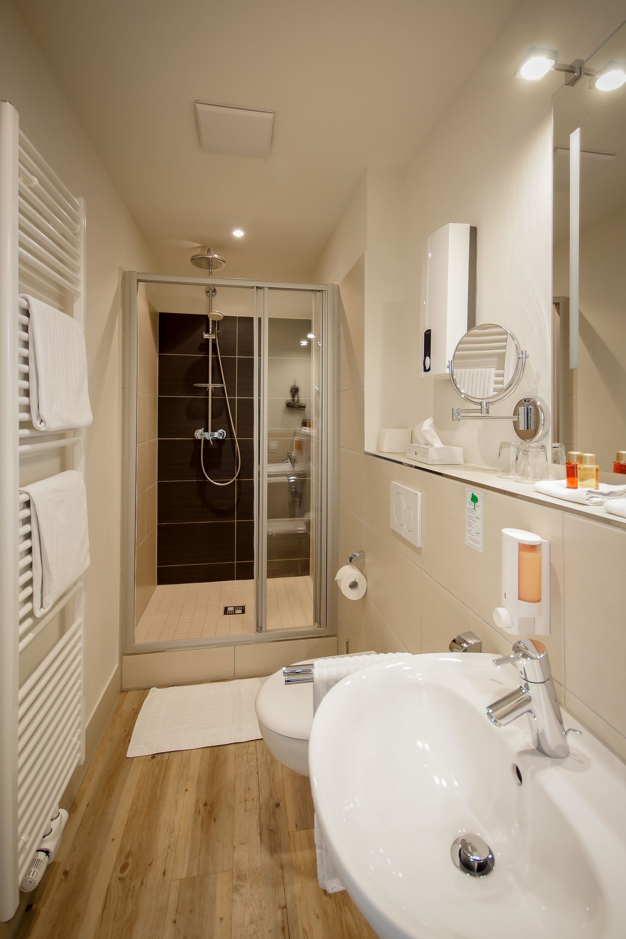 rainfall showerhead, free toiletries, hair dryer, towels