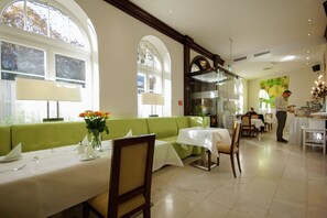 3 restaurants, breakfast, lunch, dinner served; Italian cuisine 