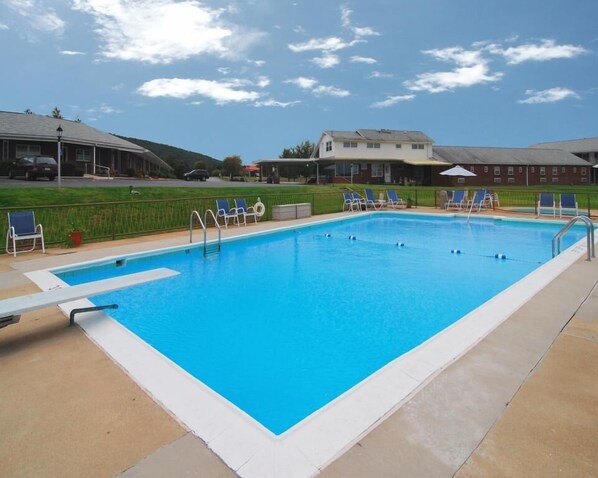 Piscina stagionale all'aperto, ombrelloni da piscina, lettini