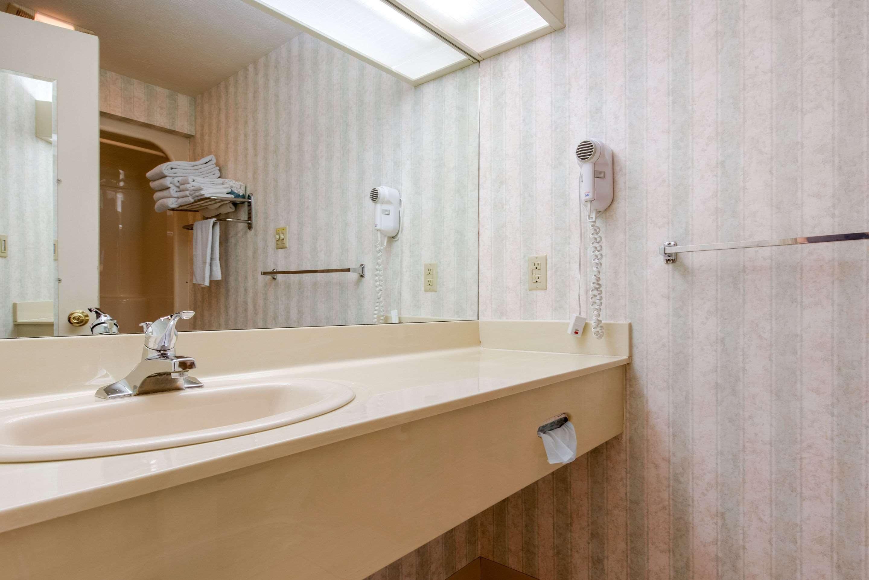 Combined shower/tub, free toiletries, hair dryer, towels