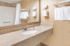 Gratis toiletartikelen, een haardroger, handdoeken