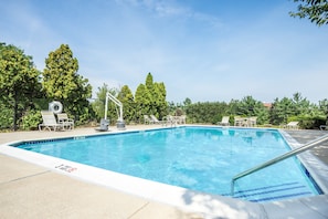 Piscine extérieure, parasols de plage, chaises longues