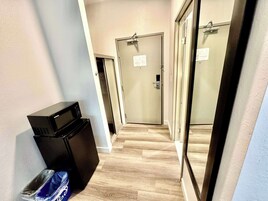 Quarto, 2 camas Queen, para não fumantes | Ferros/tábuas de passar roupa, berços grátis, Wi-Fi de cortesia