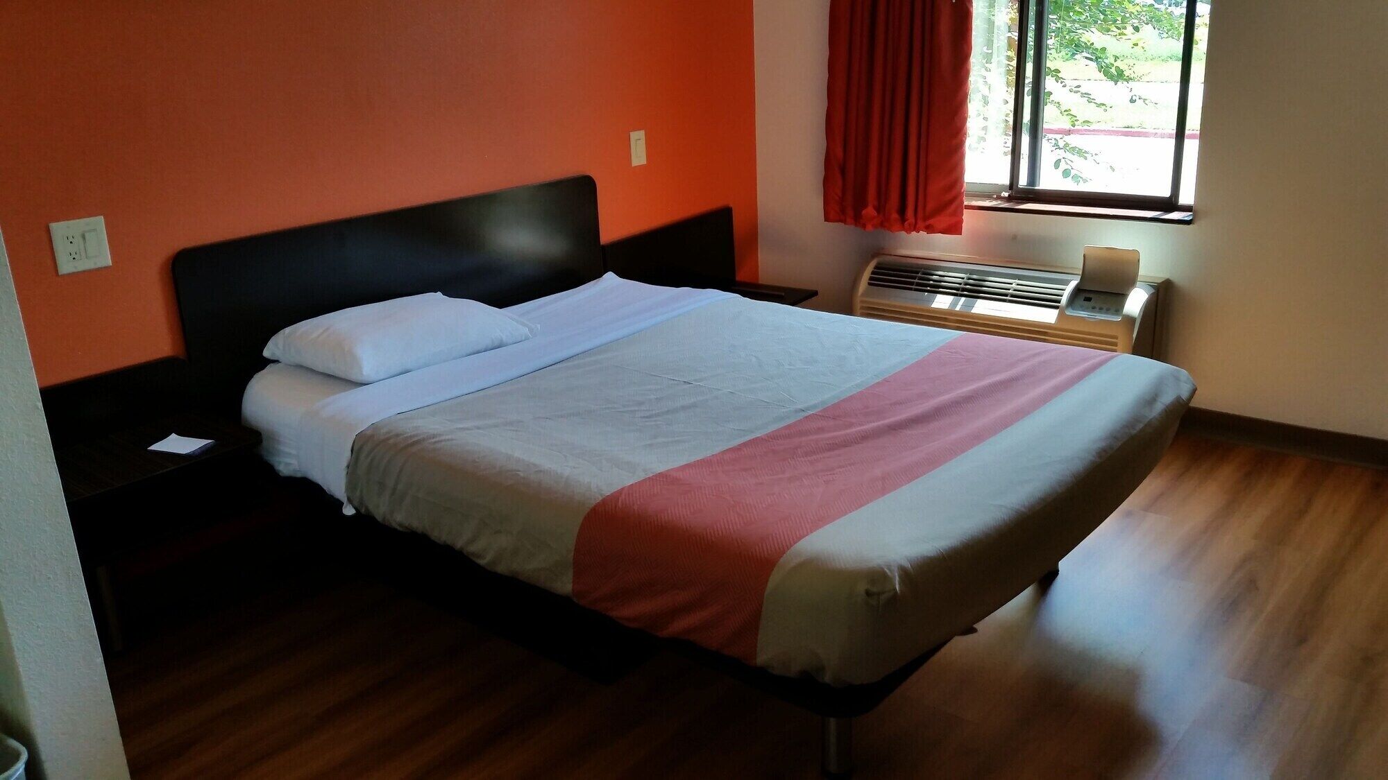 Chambre Standard, 1 grand lit, accessible aux personnes à mobilité réduite, non-fumeur