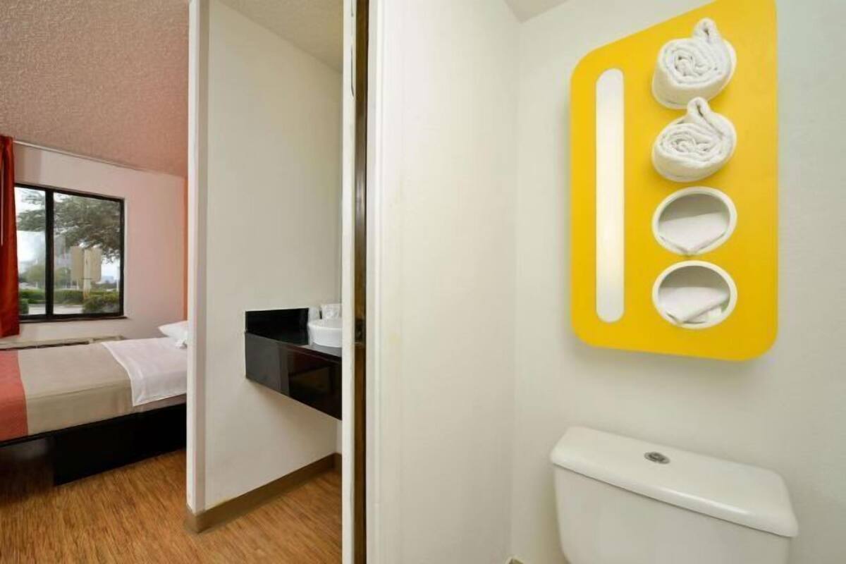 Combined shower/tub, free toiletries, hair dryer, towels