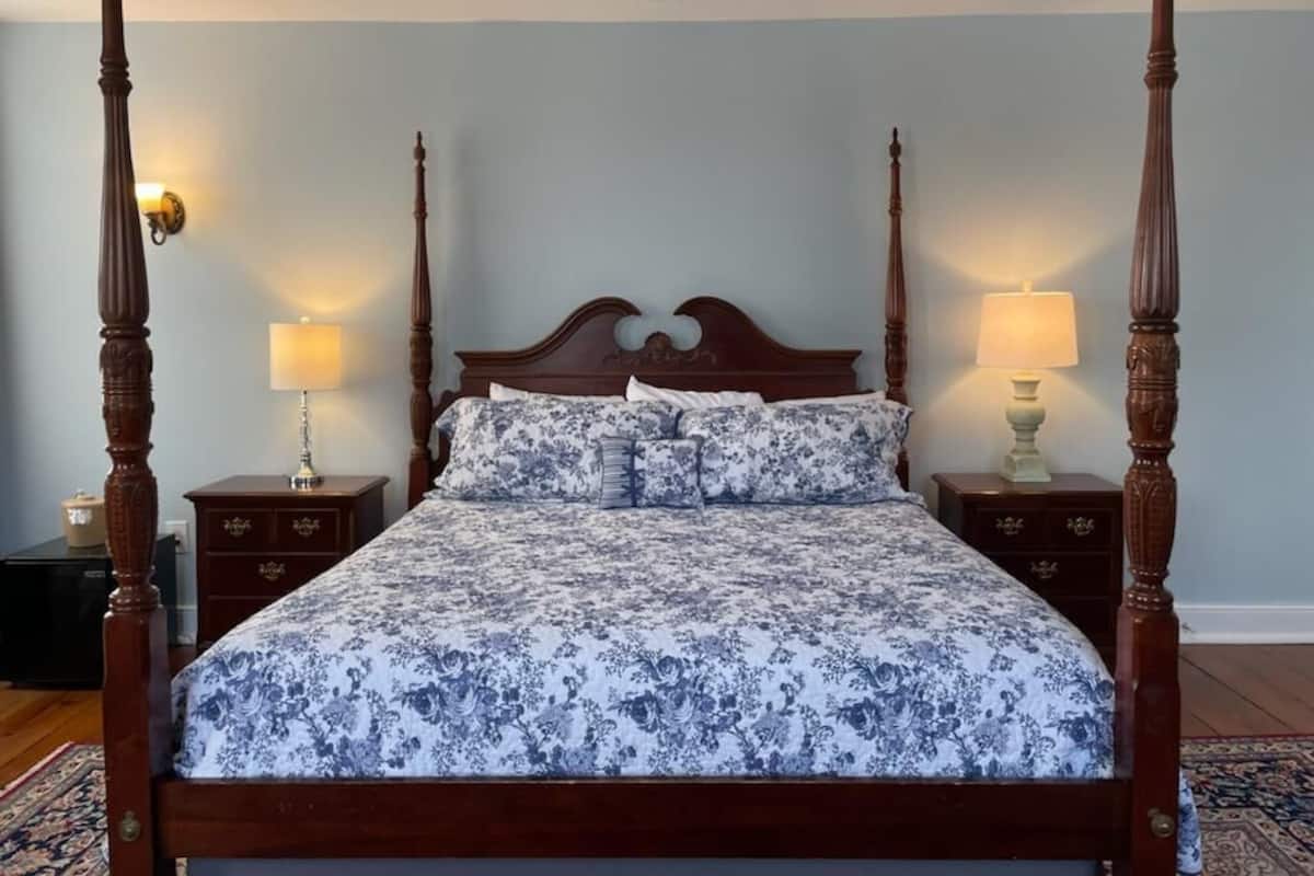 Room, 1 King Bed (406), Stairs Required | Individually decorated, individually furnished, iron/ironing board