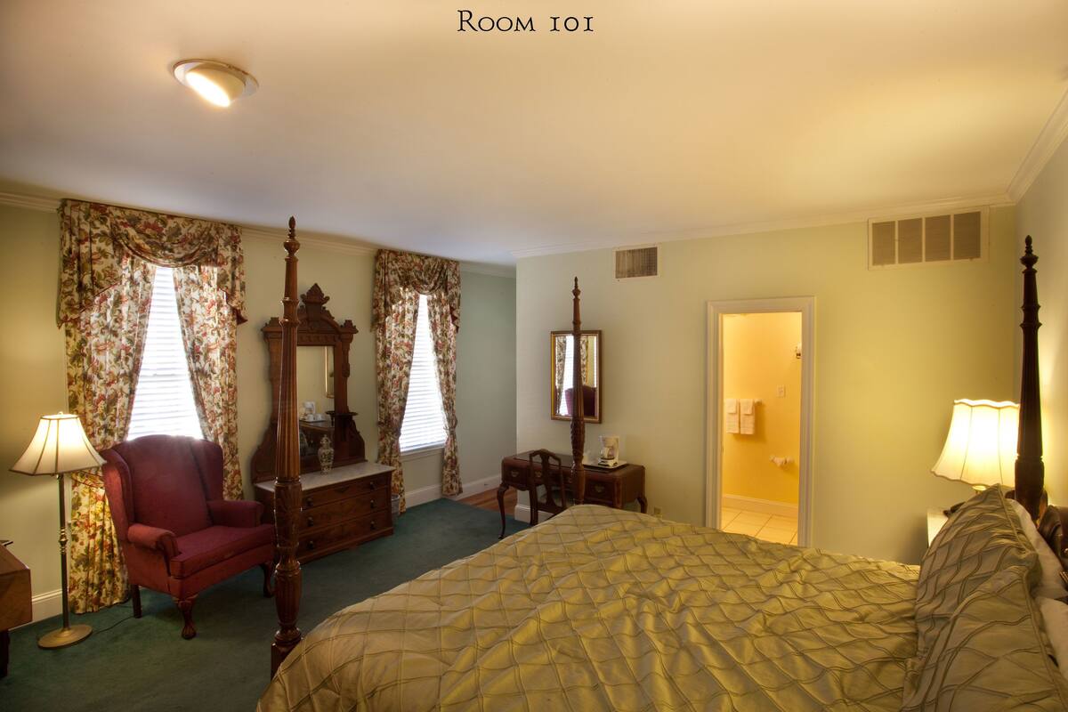 Room, 1 King Bed (101), Stairs Required | 熨斗/熨衣板、特色装修、特色家居、床单