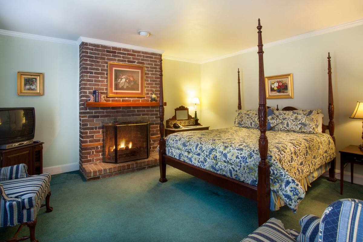 Room, 1 King Bed (107), Stairs Required | 熨斗/熨衣板、特色装修、特色家居、床单