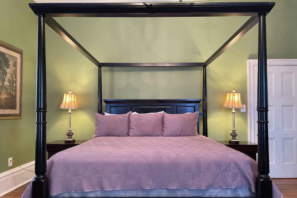 Room, 1 King Bed (403), Stairs Required | Individually decorated, individually furnished, iron/ironing board