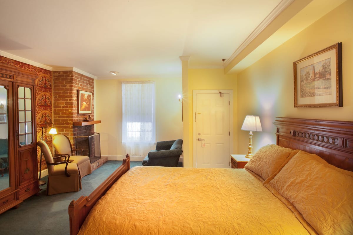 Room, 1 Queen Bed (105), Stairs Required | Decoración individual y mobiliario individual