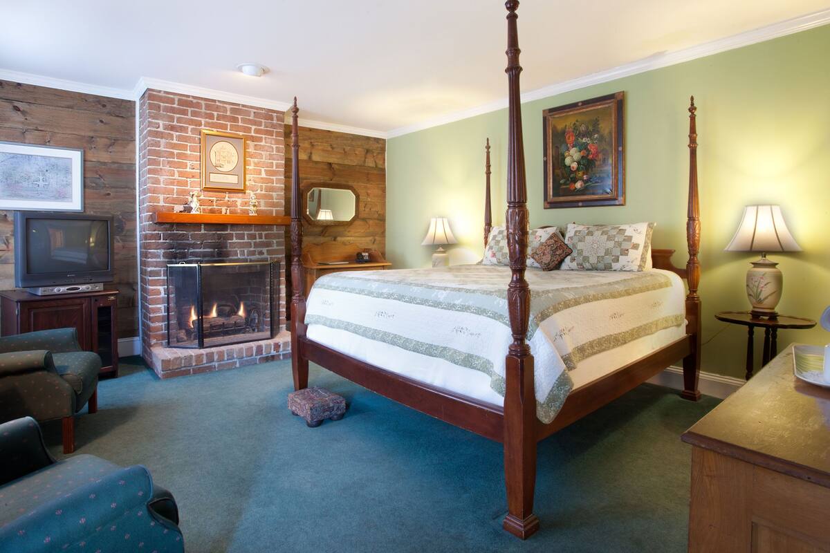 Room, 1 King Bed (104), Stairs Required | 熨斗/熨衣板、特色装修、特色家居、床单