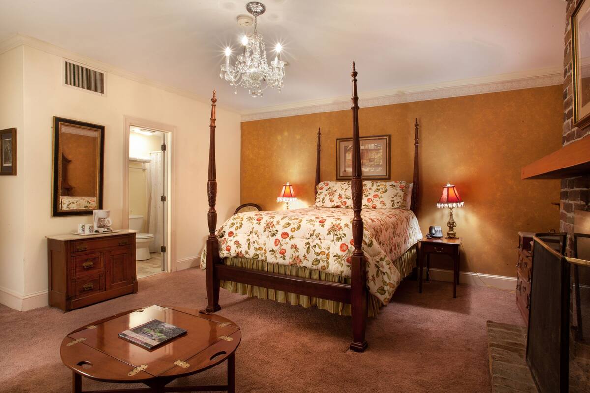 Room, 1 Queen Bed (106), Stairs Required | 熨斗/熨衣板、特色装修、特色家居、床单