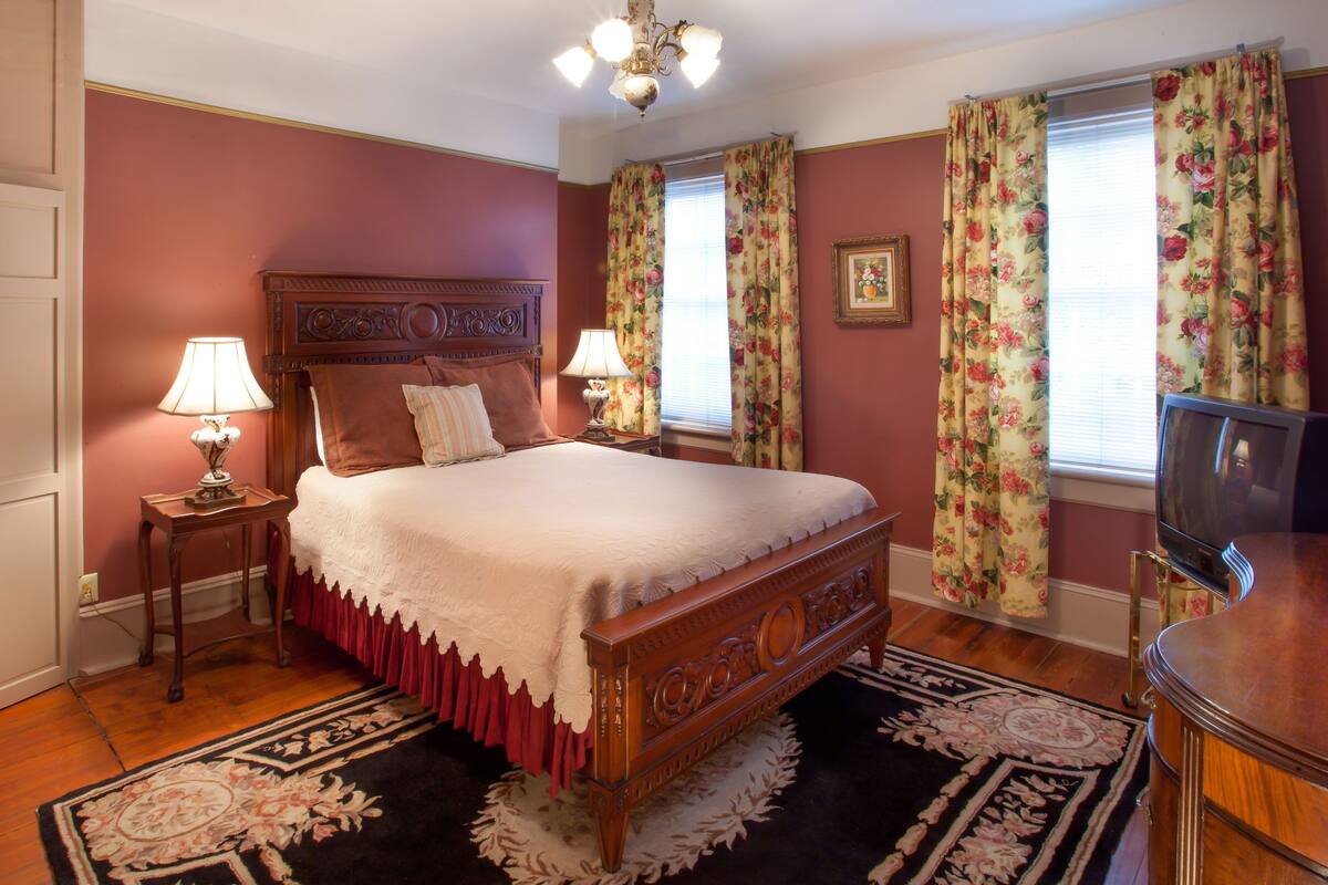 Room, 1 Queen Bed (303), Stairs Required | 熨斗/熨衣板、特色装修、特色家居、床单