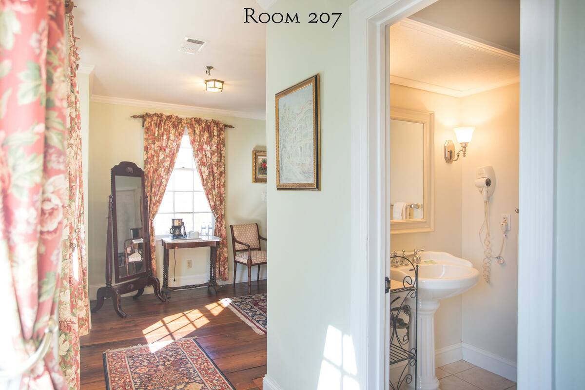 Room, 1 King Bed (207), Stairs Required | 熨斗/熨衣板、特色装修、特色家居、床单