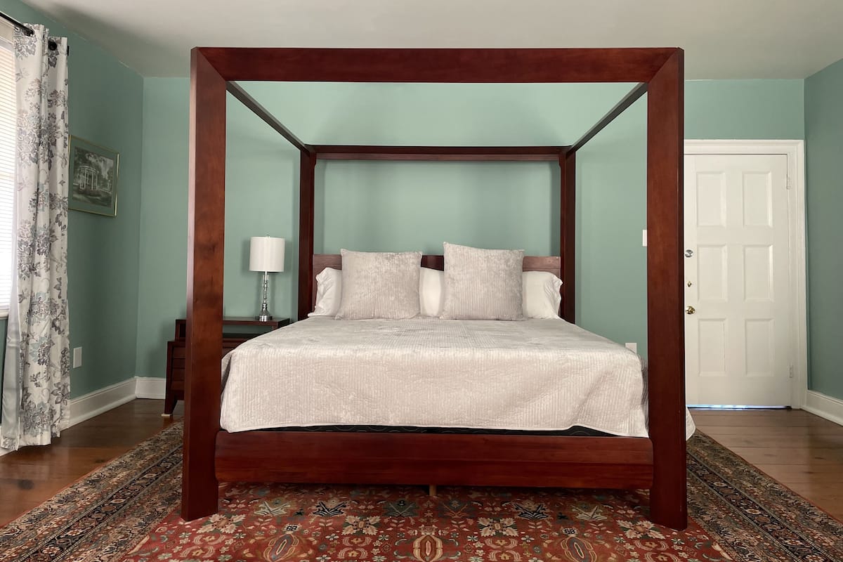 Room, 1 King Bed (407), Stairs Required | Individually decorated, individually furnished, iron/ironing board