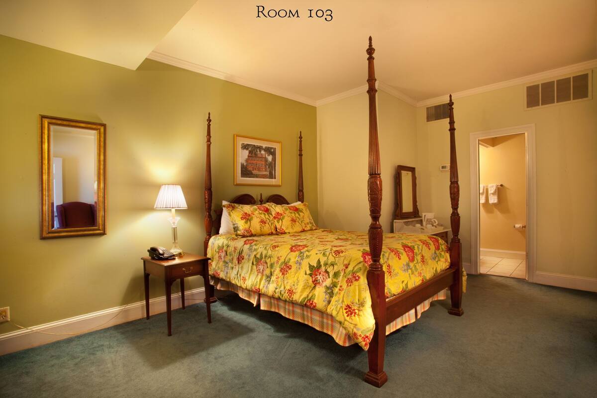 Room, 1 Queen Bed (103), Stairs Required | 熨斗/熨衣板、特色装修、特色家居、床单