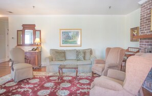 Room, 1 King Bed (201), Stairs Required | Área de sala de estar | Televisión de pantalla plana de 20 pulgadas con canales digitales 