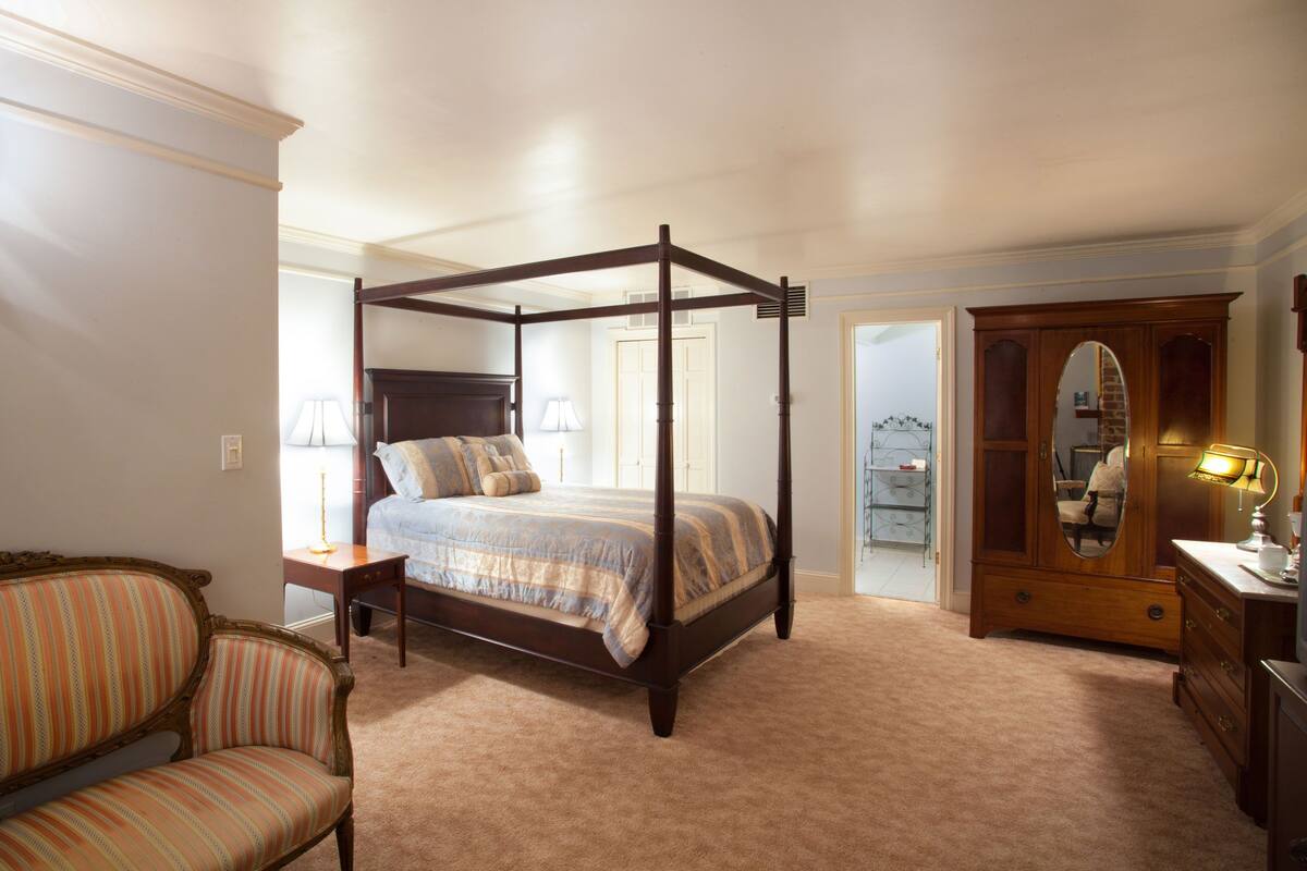 Room, 1 Queen Bed (205), Stairs Required | 熨斗/熨衣板、特色装修、特色家居、床单