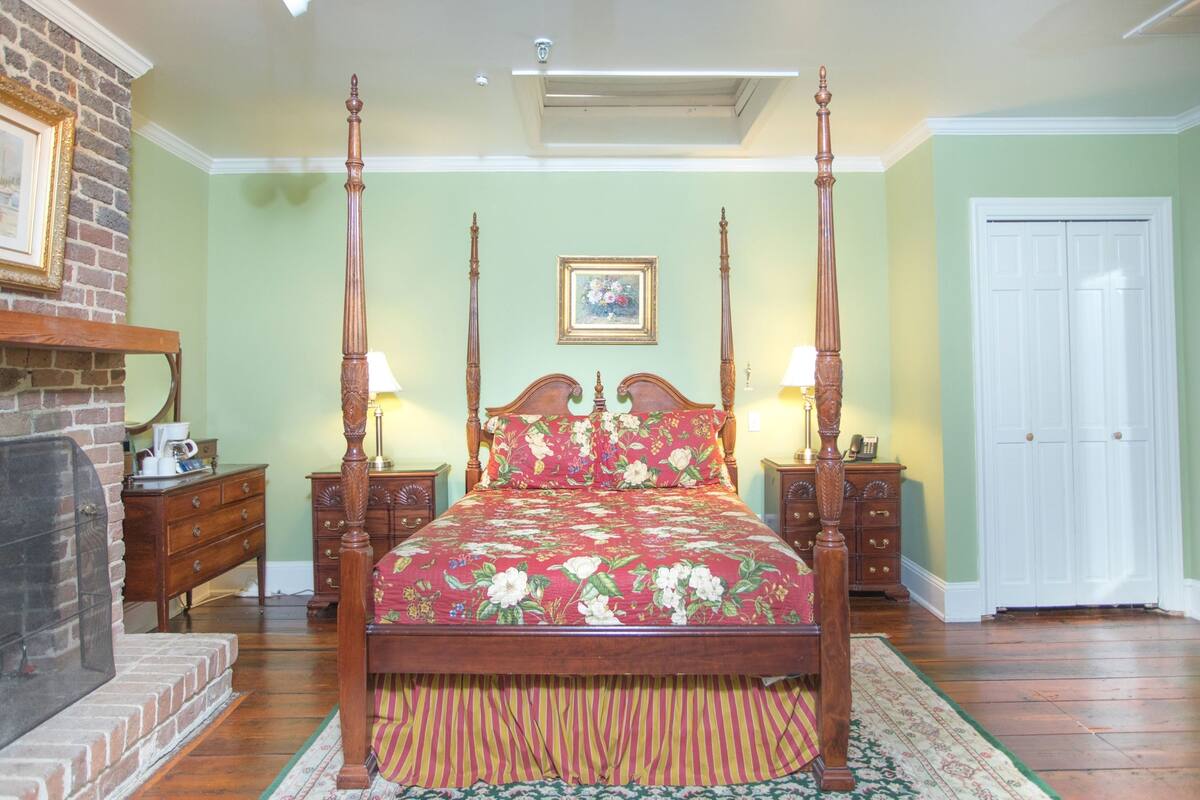 Room, 1 Queen Bed (206), Stairs Required | 熨斗/熨衣板、特色装修、特色家居、床单