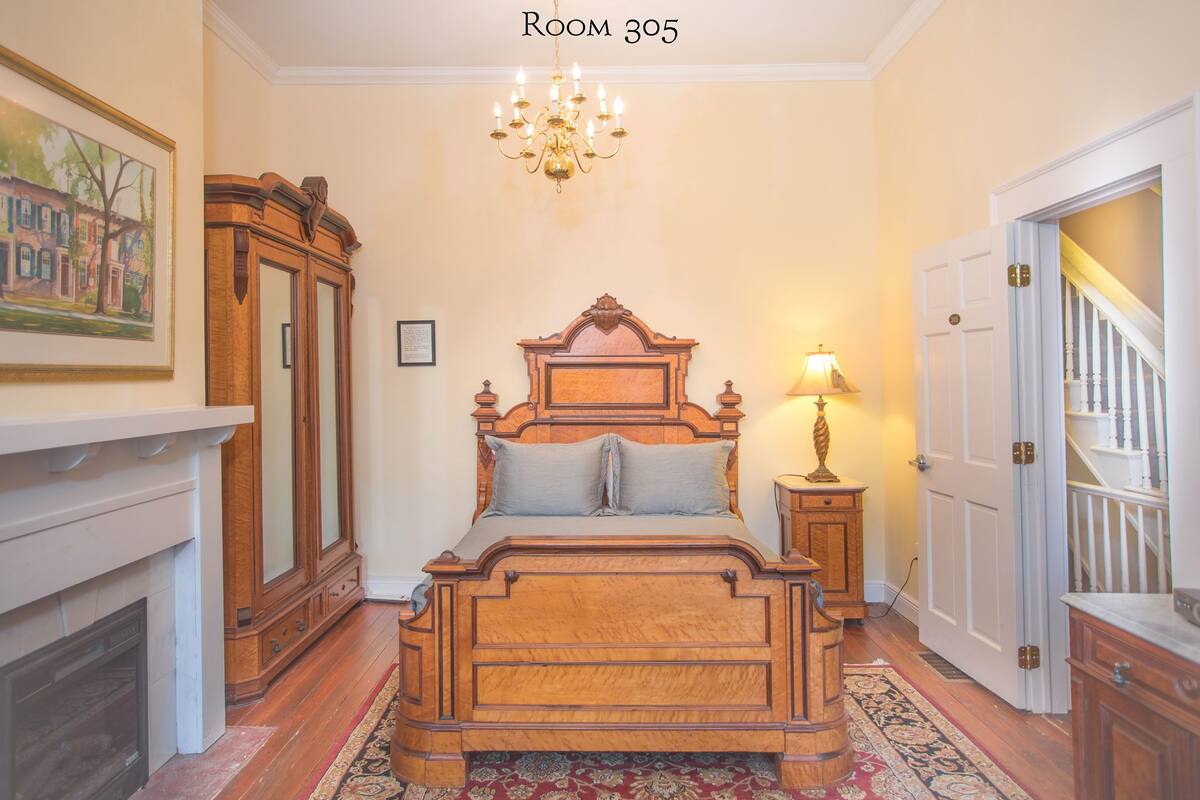 Room, 1 Queen Bed (305), Stairs Required | 熨斗/熨衣板、特色装修、特色家居、床单