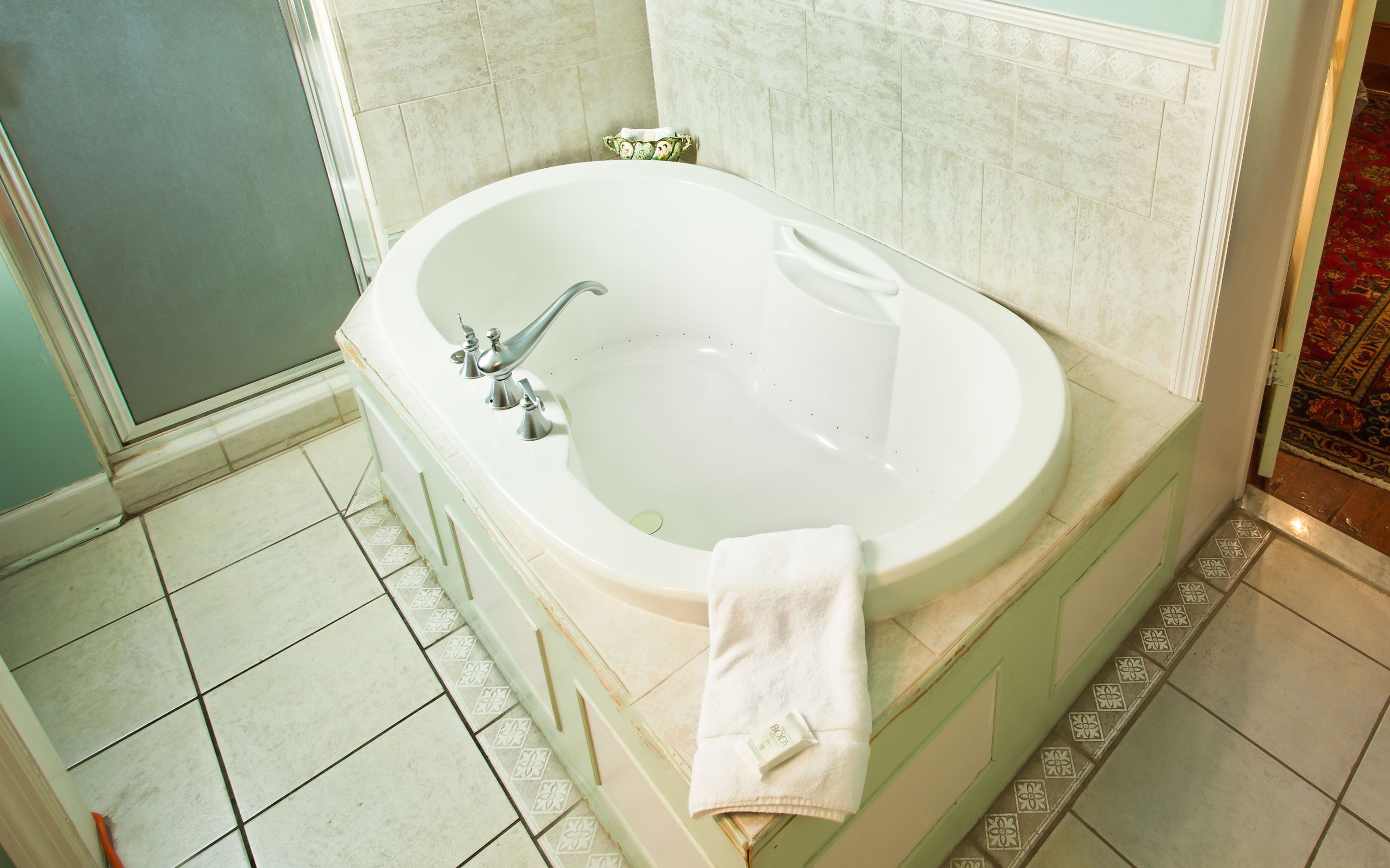 Un baño con una bañera independiente, inodoro y zona de ducha.