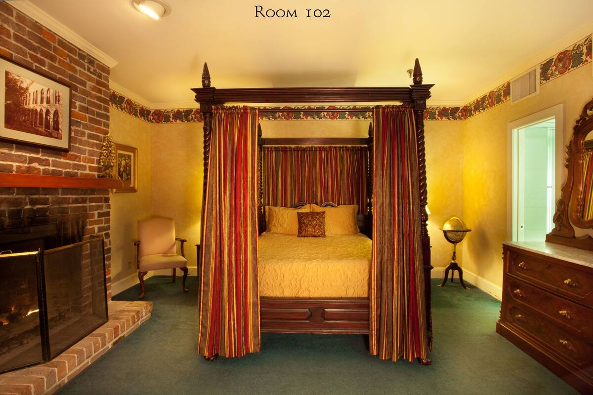 Room, 1 Queen Bed (102), Stairs Required | 熨斗/熨衣板、特色装修、特色家居、床单