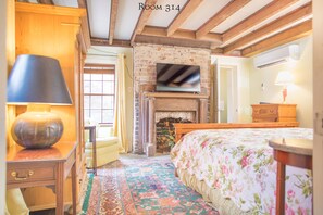 Room, 1 King Bed (314), Stairs Required