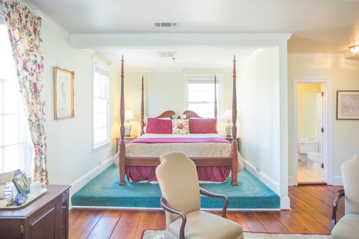 Room, 1 King Bed (201), Stairs Required | 熨斗/熨衣板、特色装修、特色家居、床单