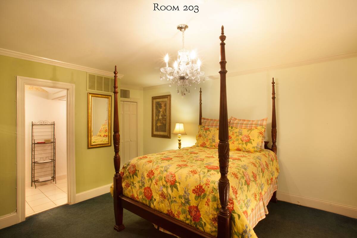Room, 1 Queen Bed (203), Stairs Required | 熨斗/熨衣板、特色装修、特色家居、床单