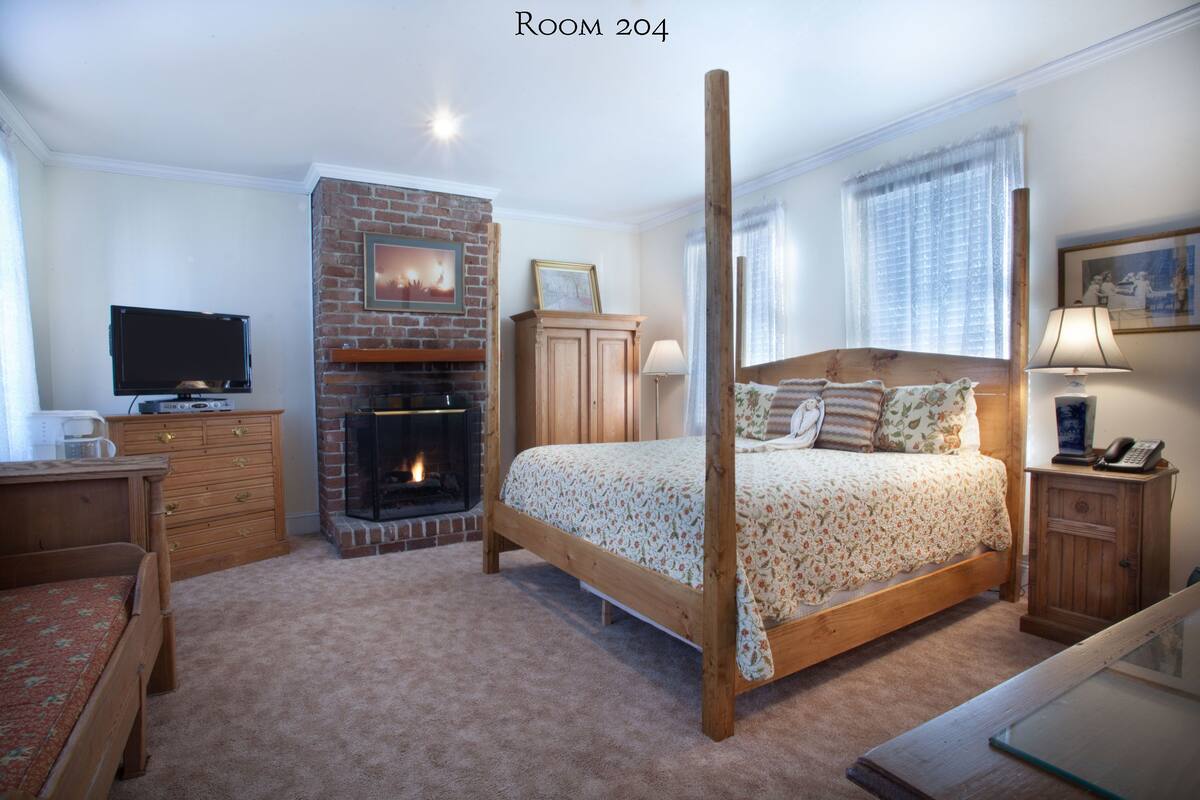 Room, 1 King Bed (204), Stairs Required | 熨斗/熨衣板、特色装修、特色家居、床单