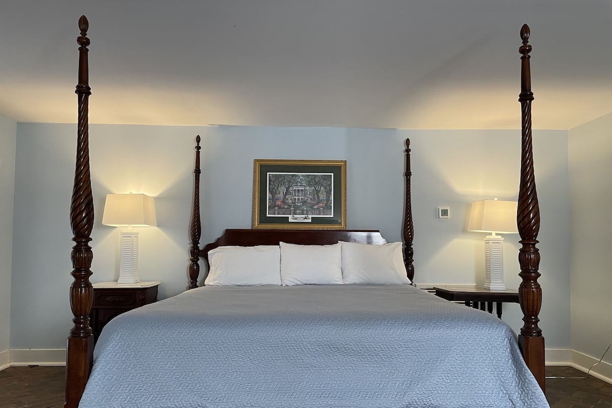 Room, 1 King Bed (402), Stairs Required | Individually decorated, individually furnished, iron/ironing board