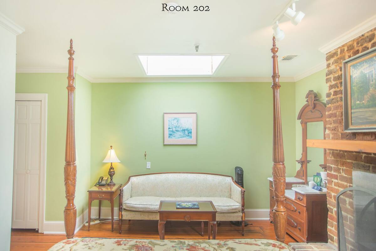 Room, 1 Queen Bed (202), Stairs Required | 熨斗/熨衣板、特色装修、特色家居、床单