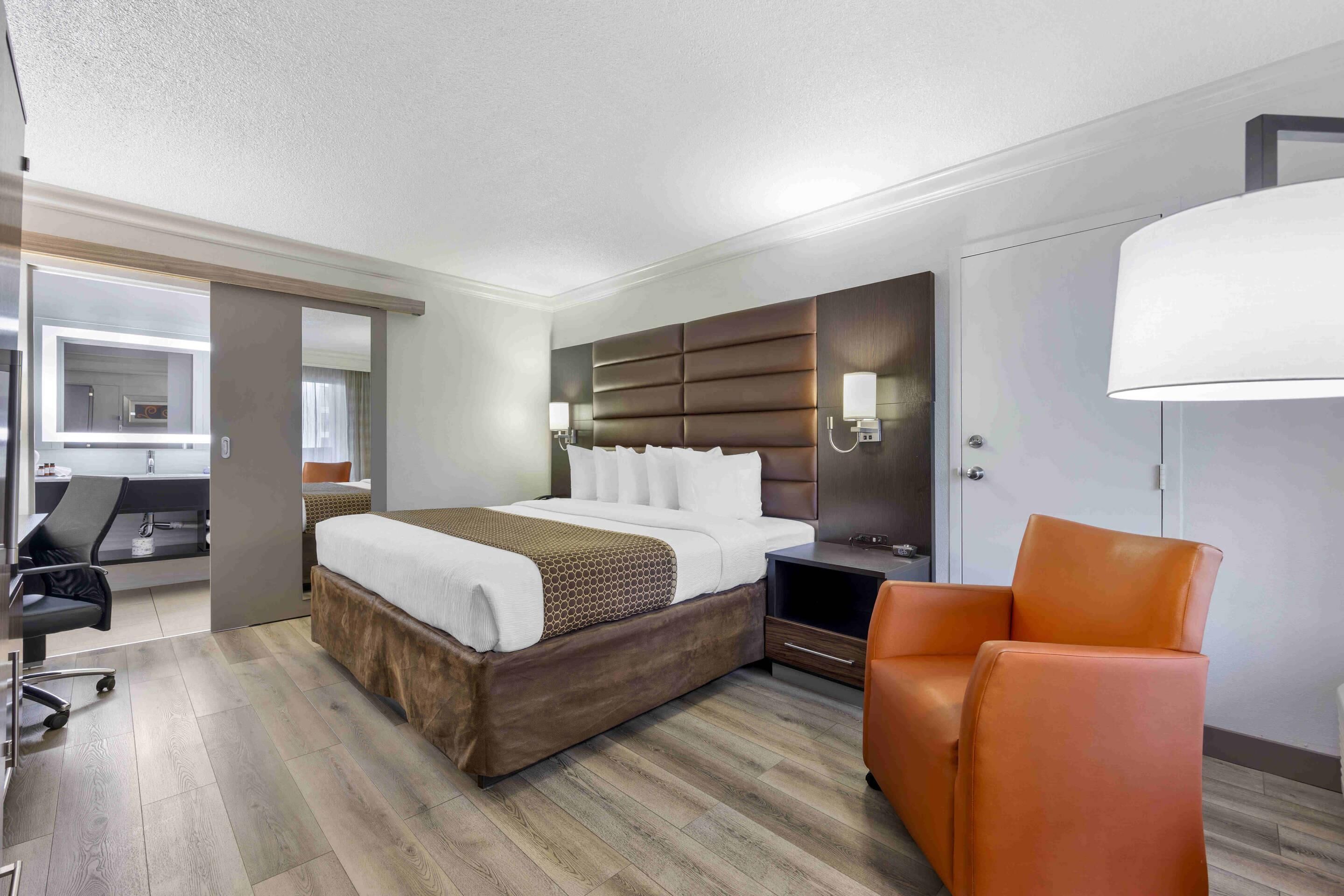 標準客房, 1 張加大雙人床, 非吸煙房 | 高級寢具、舒適加層、客房內保險箱、書桌