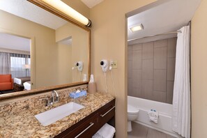 Bañera con ducha, artículos de tocador gratuitos, secador de pelo