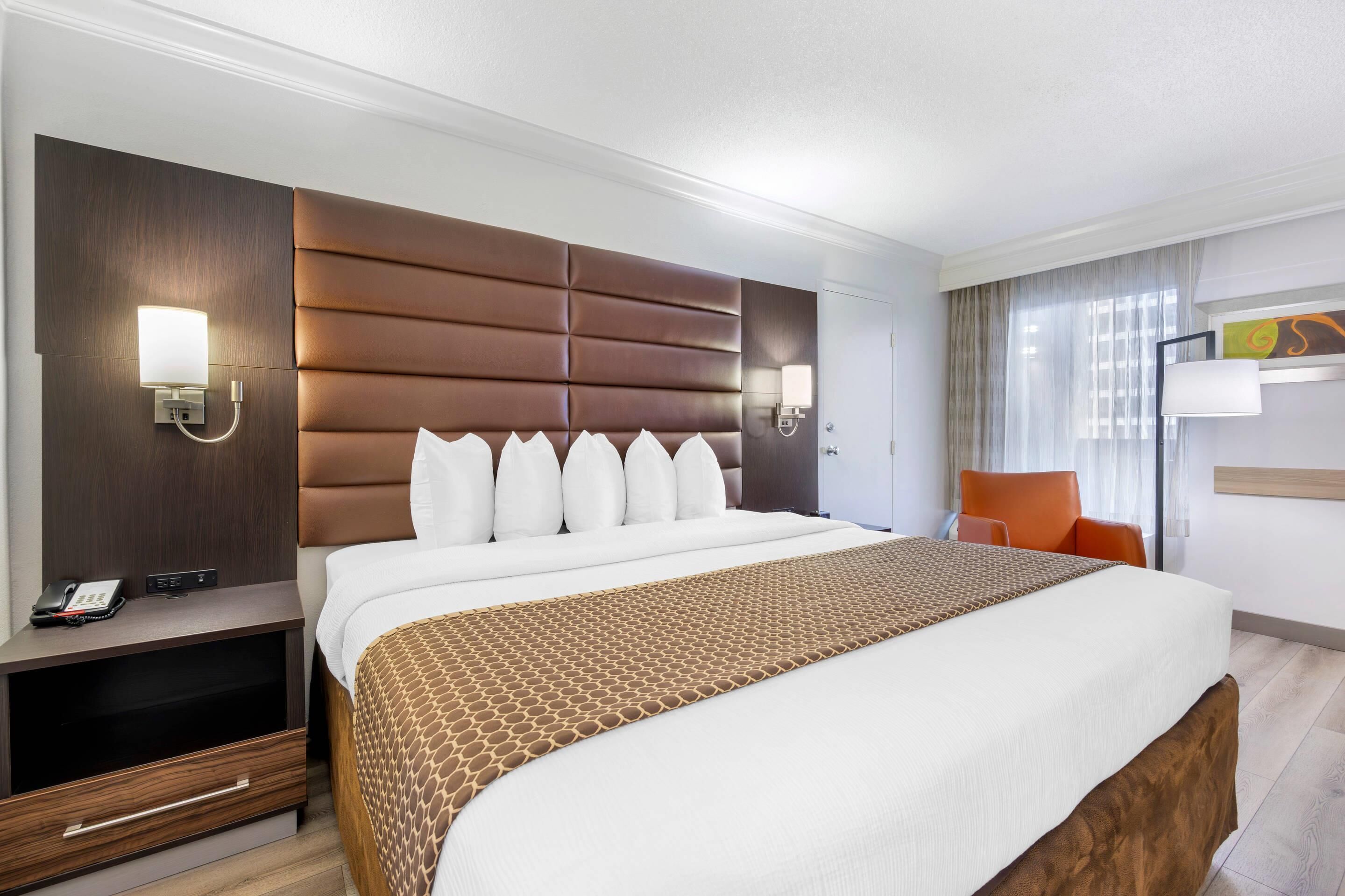 Standard-huone, 1 suuri parisänky, tupakointi kielletty | Ylelliset vuodevaatteet, pillowtop-patjalliset sängyt