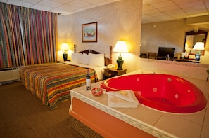 Suite, 1 Tempat Tidur King, Bebas Asap Rokok, jet tub (Exterior Corridor) | Jet tub