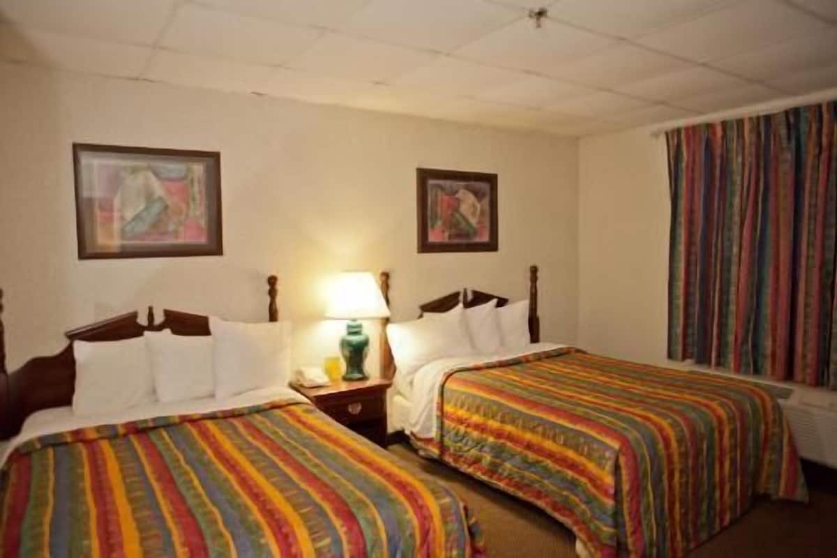 Bureau, rideaux occultants, fer et planche Ă repasser