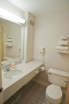 Kombinasi shower/bathtub, pengering rambut, dan handuk