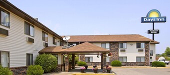 Days Inn & Suites by Wyndham Davenport East