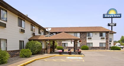Days Inn & Suites by Wyndham Davenport East