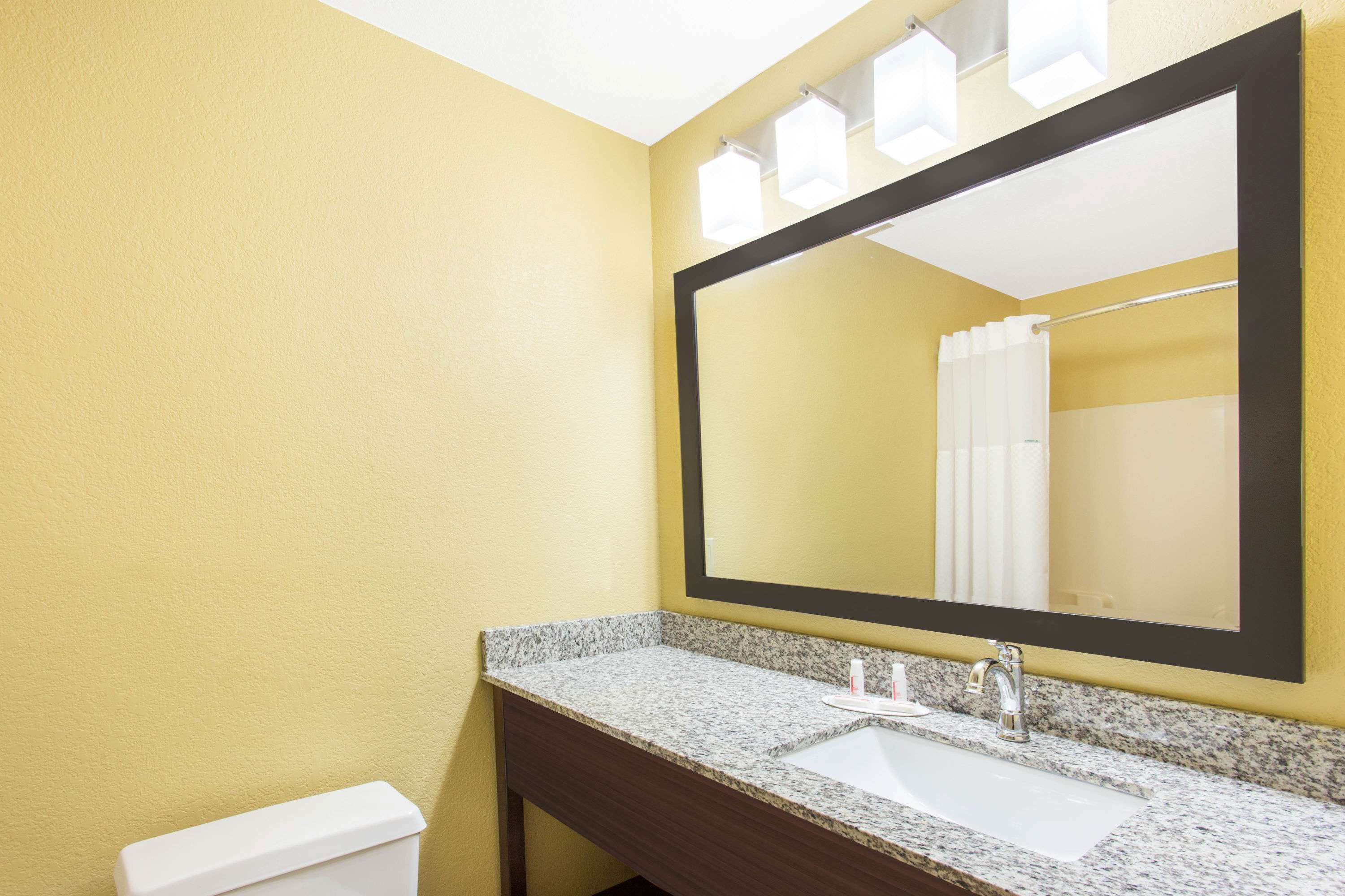 Bañera con ducha, artículos de tocador gratuitos, secador de pelo
