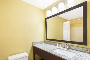 Combined shower/bathtub, free toiletries, hair dryer, towels - Days Inn & Suites by Wyndham Davenport East (Davenport)
