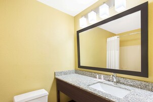 Bañera con ducha, artículos de tocador gratuitos, secador de pelo