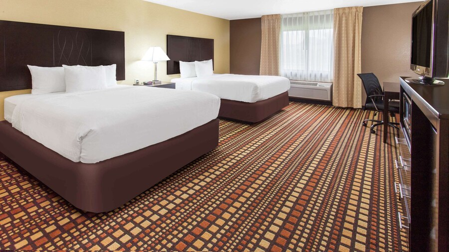 Days Inn & Suites by Wyndham Davenport East